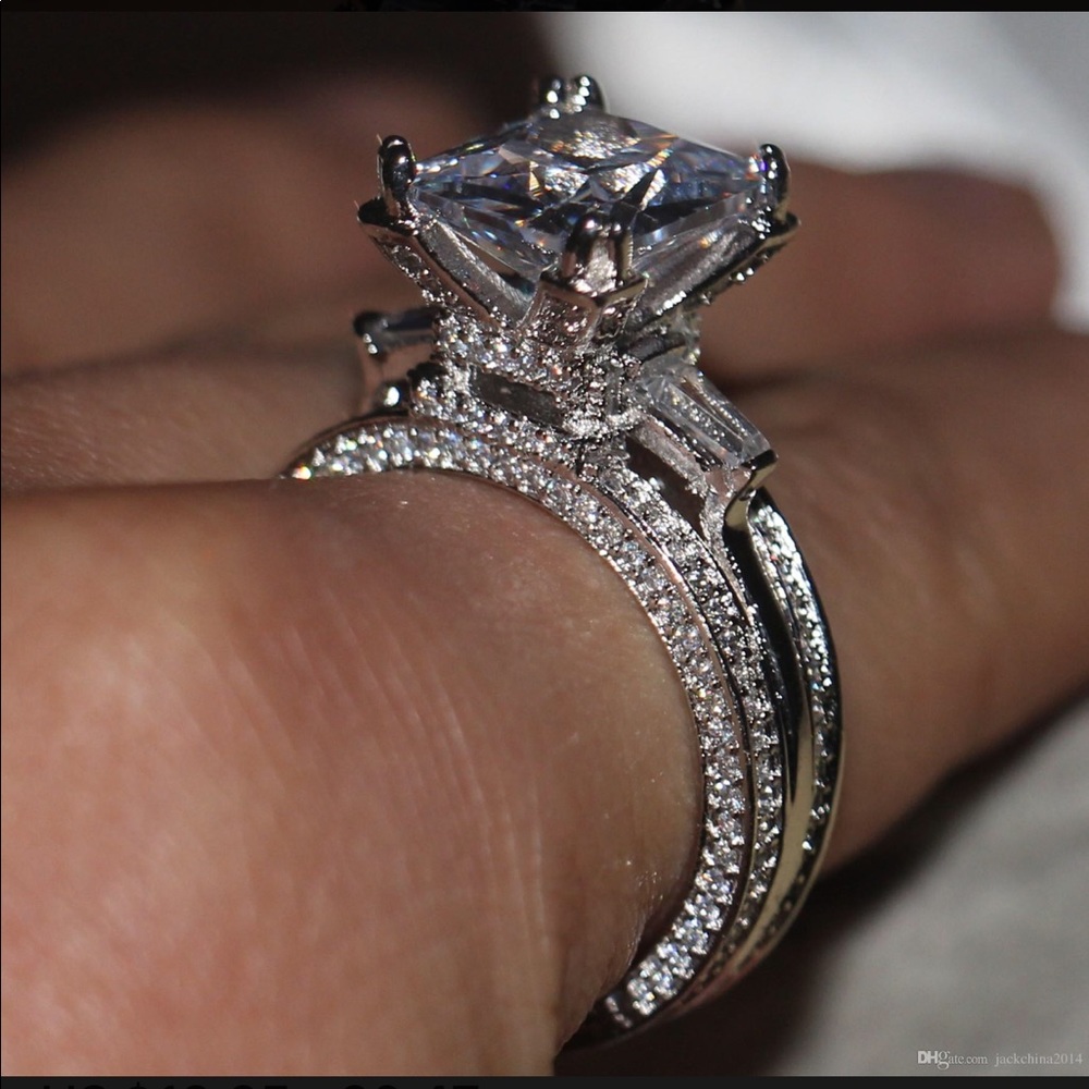BRAND NEW 12 Ct Topaz ring set in 925 Serling
